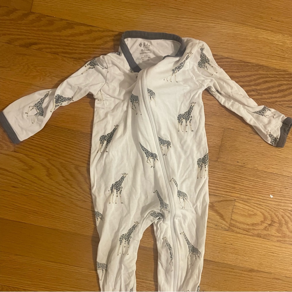 Kyte Baby footie in giraffe size 6-12 months